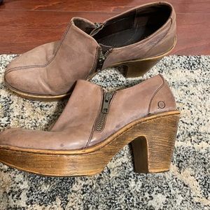 Born wedge clogs